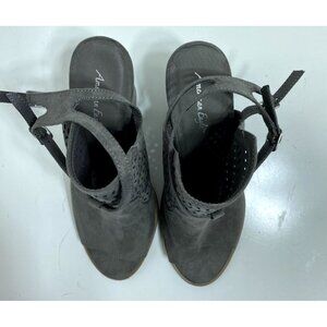 American Eagle High Heel Shoes Women's Size 9 Grey Double Buckle Laser Cut